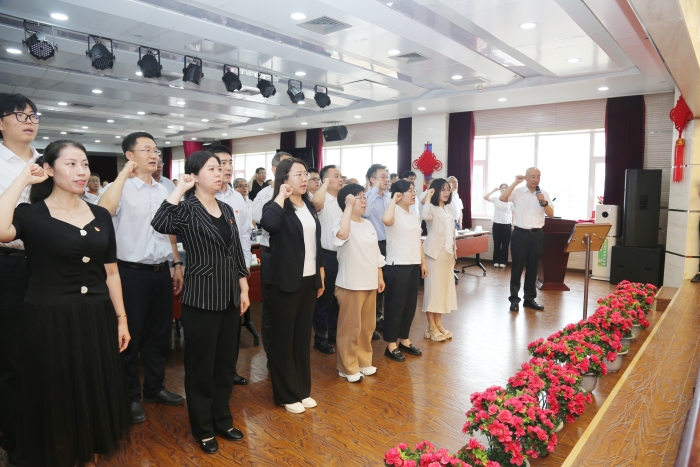 党委书记阎晓峰带领新党员举行入党宣誓，与会党员重温入党誓词