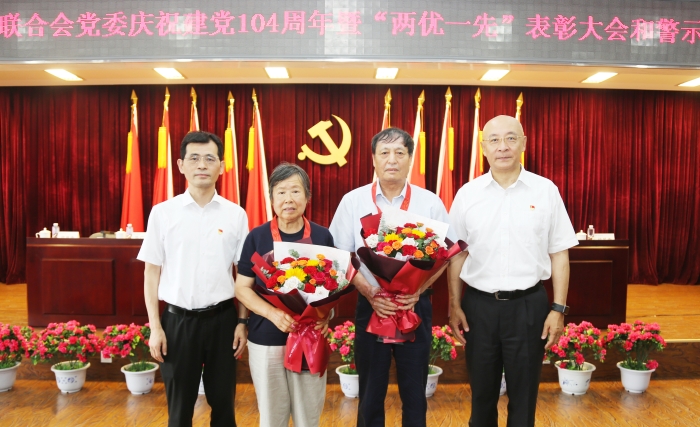 阎晓峰、李君兵为老党员颁发“光荣在党50年”纪念章